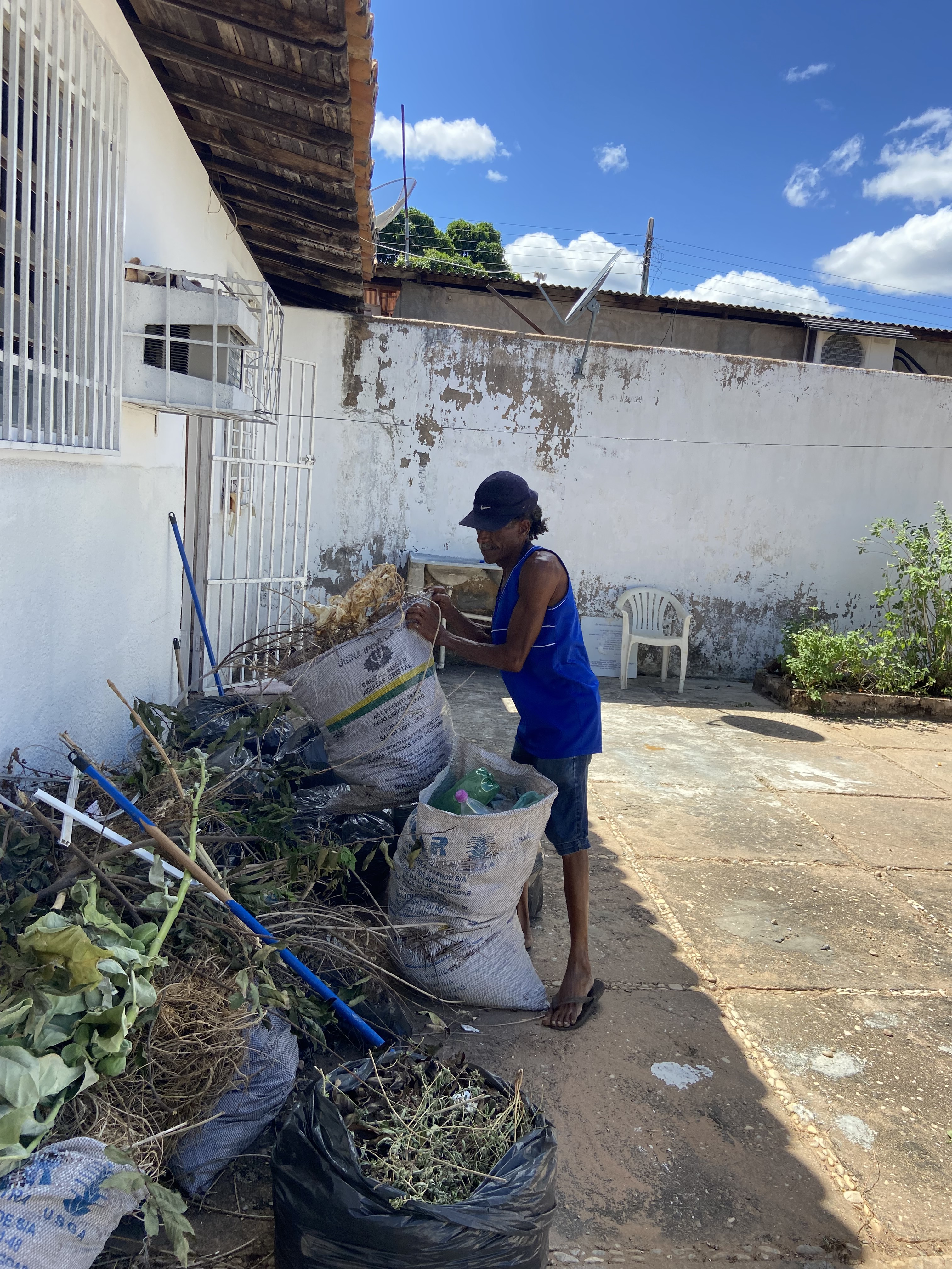  Capina e limpeza na Câmara Municipal de Regeneração/PI